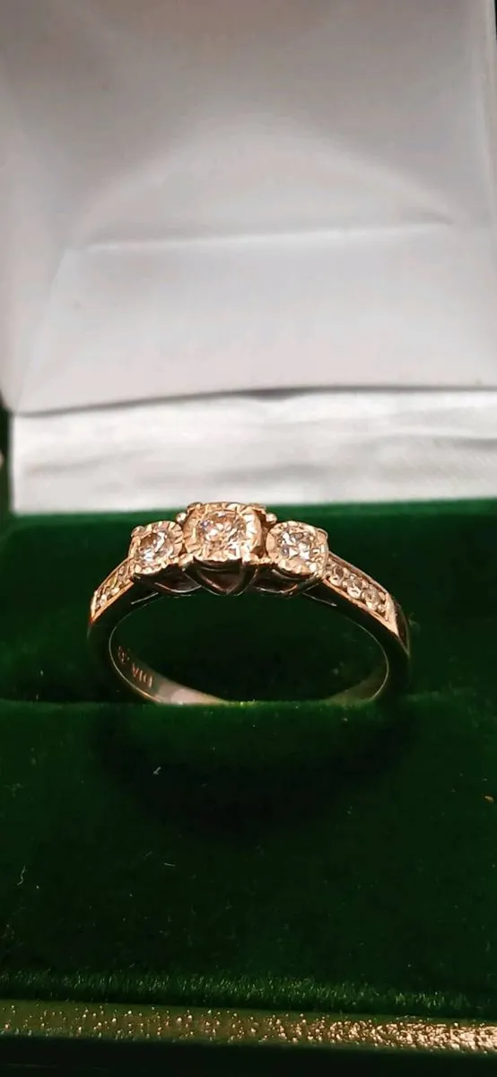 9ct white gold diamond ring. - Image 4
