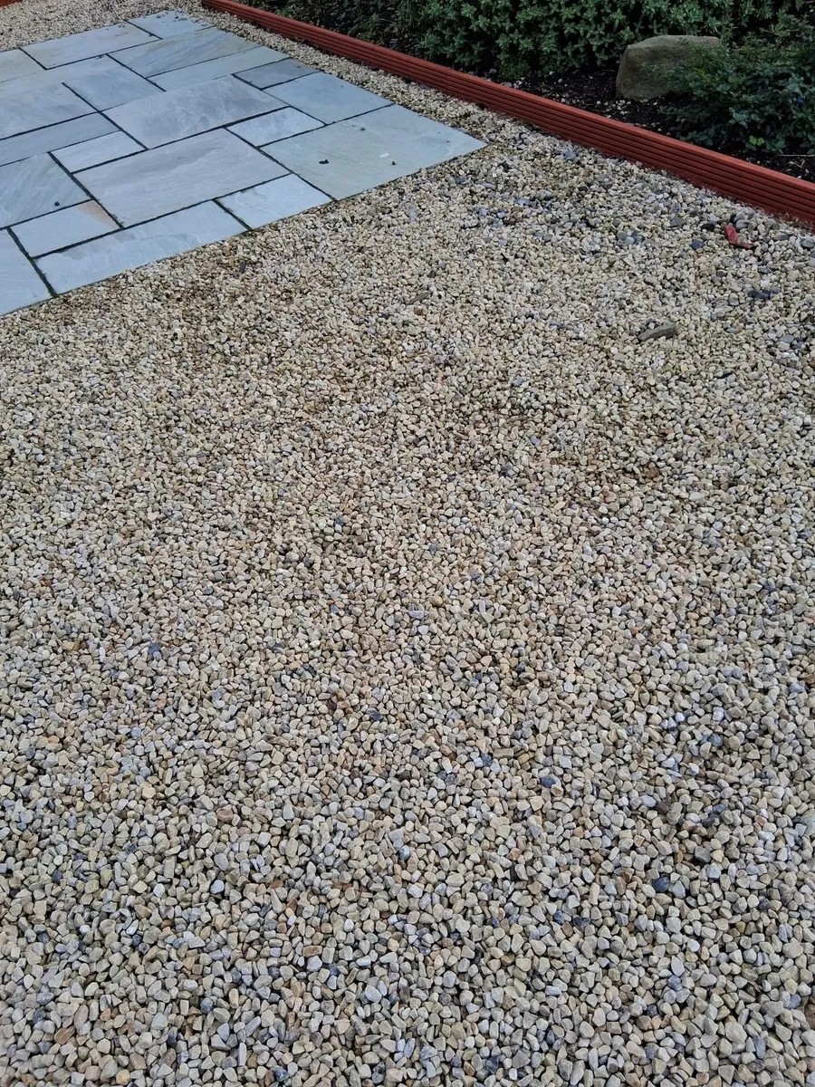 Landscaping gravel (large quantity) - Image 1
