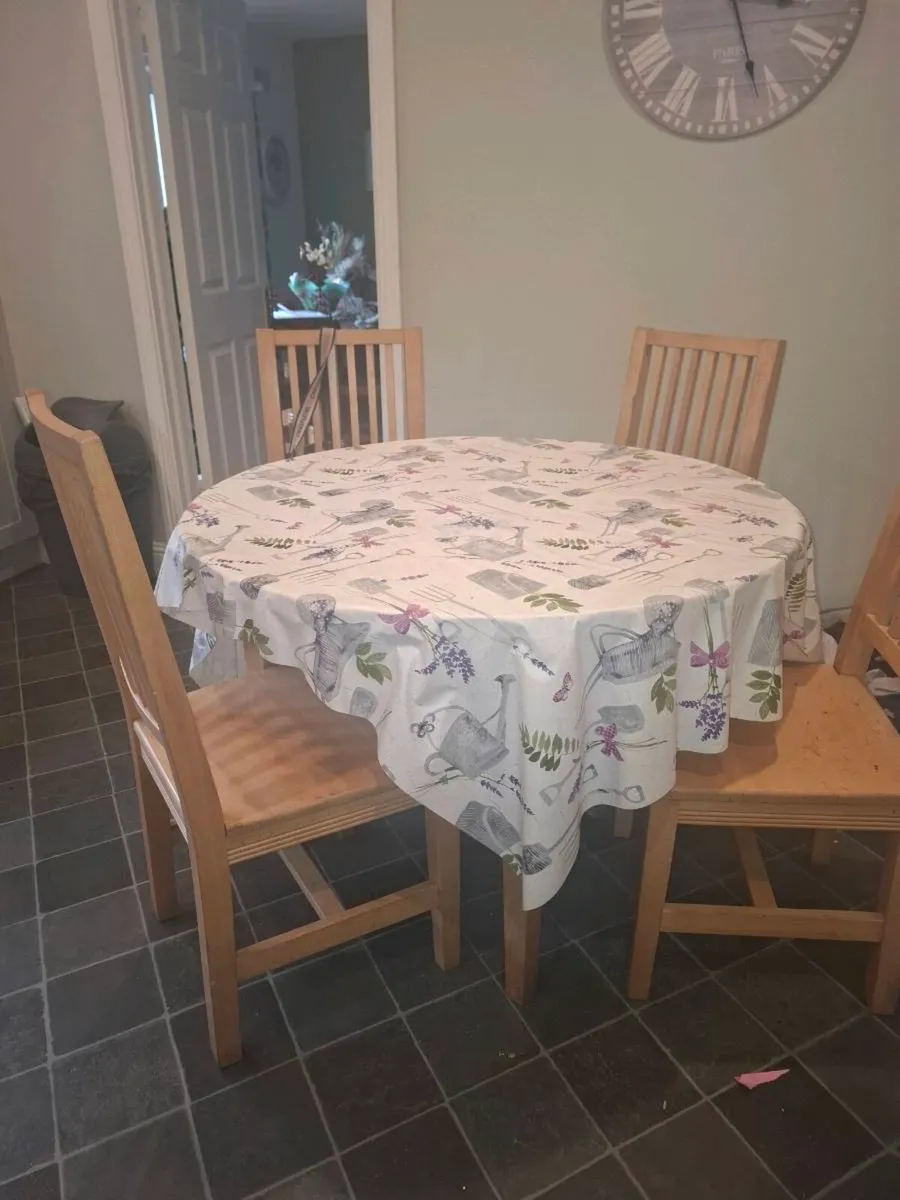 Round Kitchen table and 4 chairs - Image 1