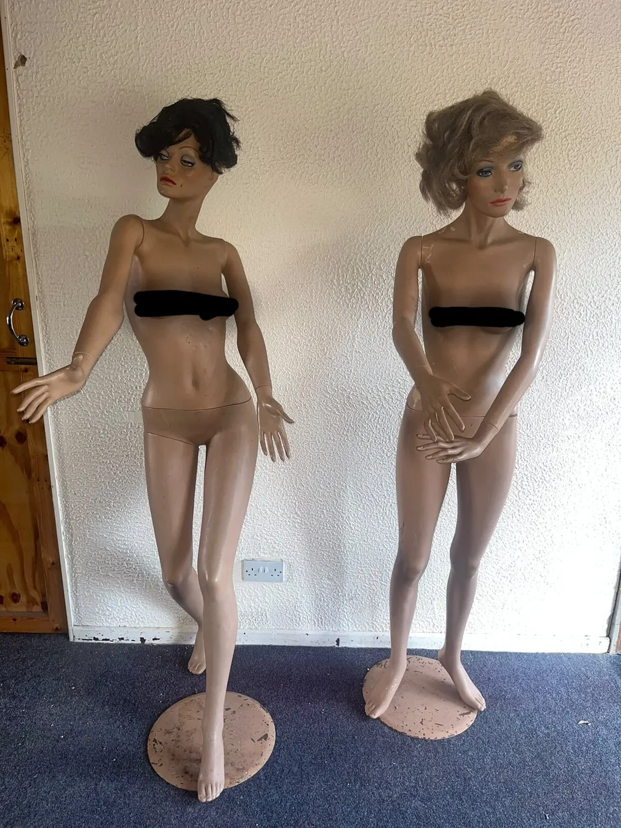 3 mannequins plus extras