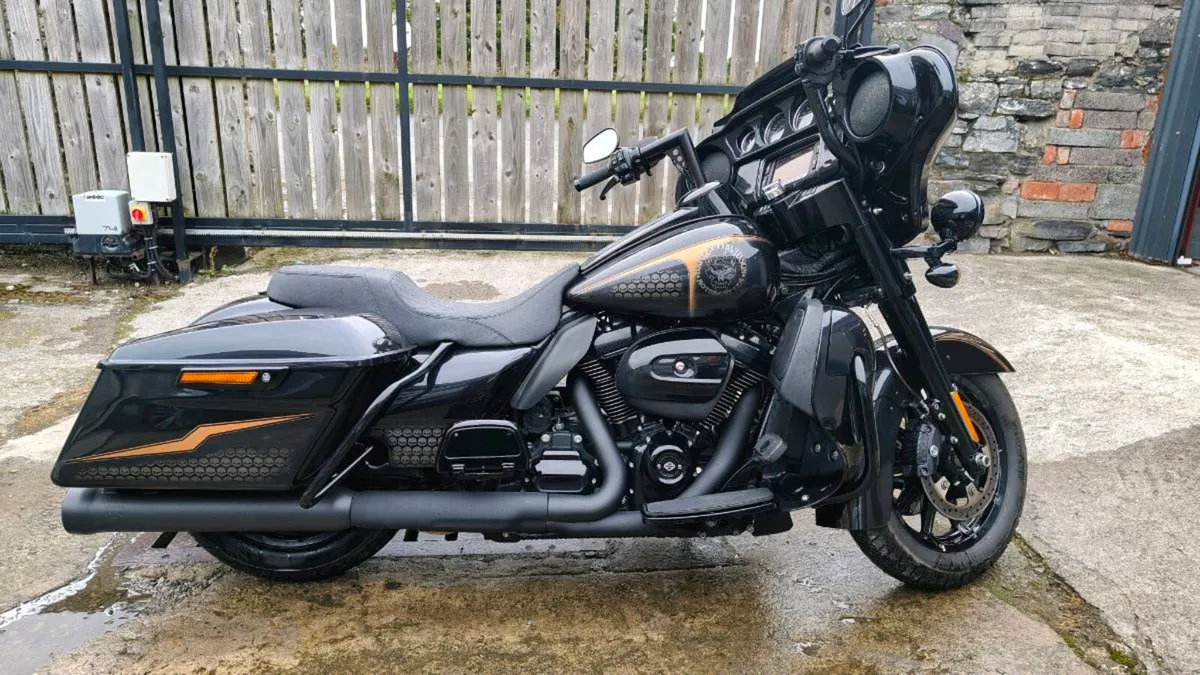 HARLEY DAVIDSON STREET GLIDE  M8 - Image 1