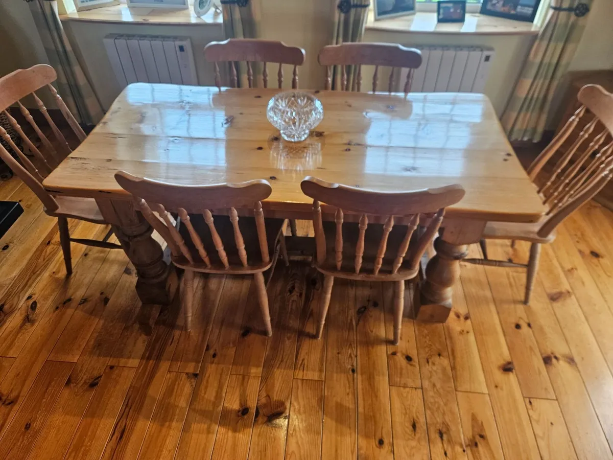 Kitchen table and chairs. - Image 1