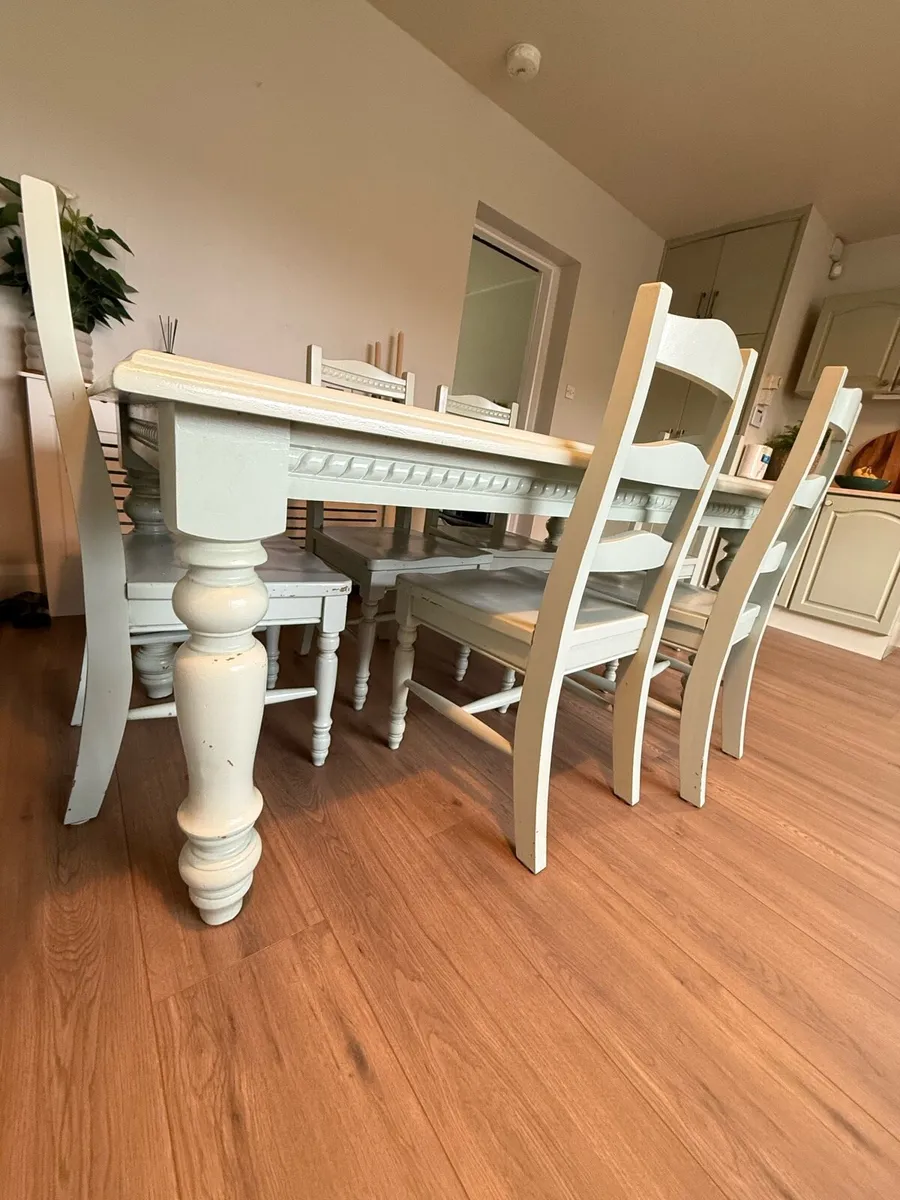 Solid pine wood country-style table and six chairs - Image 1