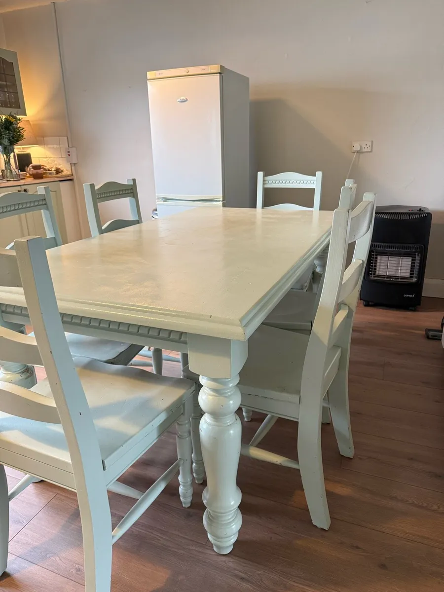 Solid pine wood country-style table and six chairs - Image 3