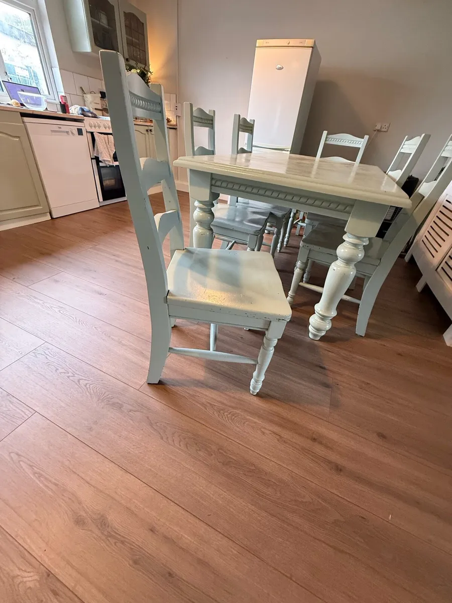 Solid pine wood country-style table and six chairs - Image 4