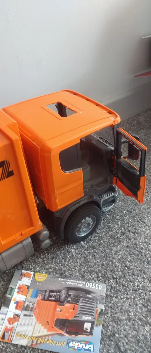Bruder garbage truck great condition barely used - Image 3