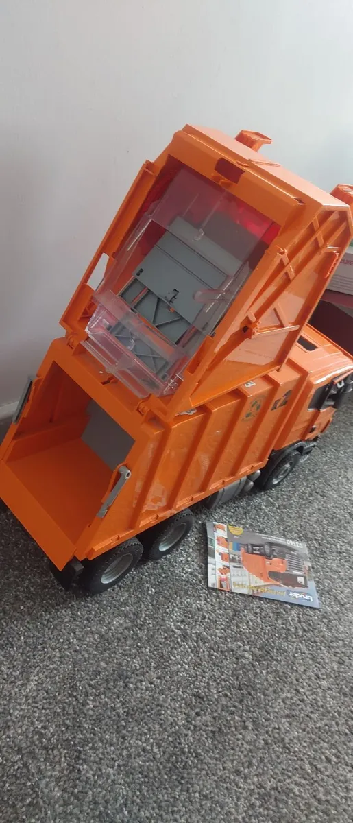 Bruder garbage truck great condition barely used - Image 4