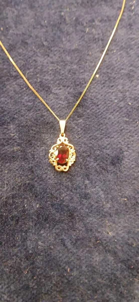 9ct antique garnet pendant and chain - Image 1