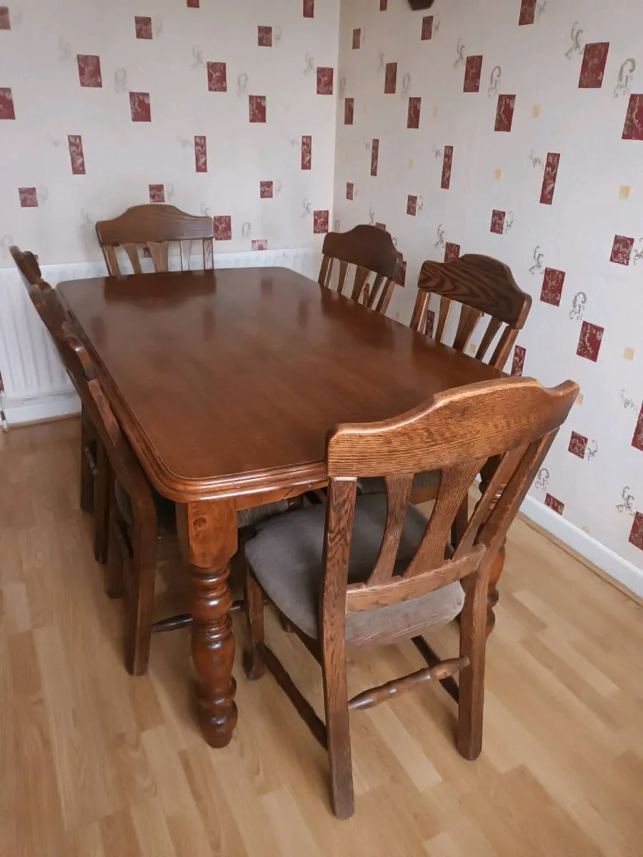 Kitchen table and 6 chairs, 5 foot table, perfect
