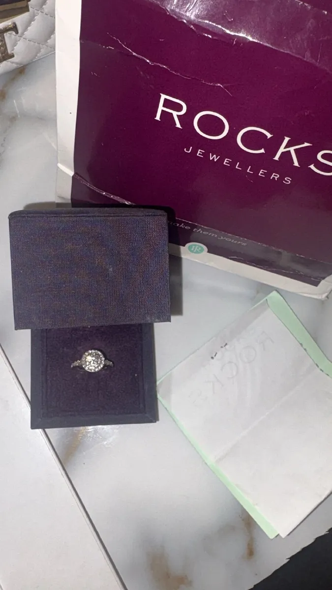 Engagement ring - Image 1