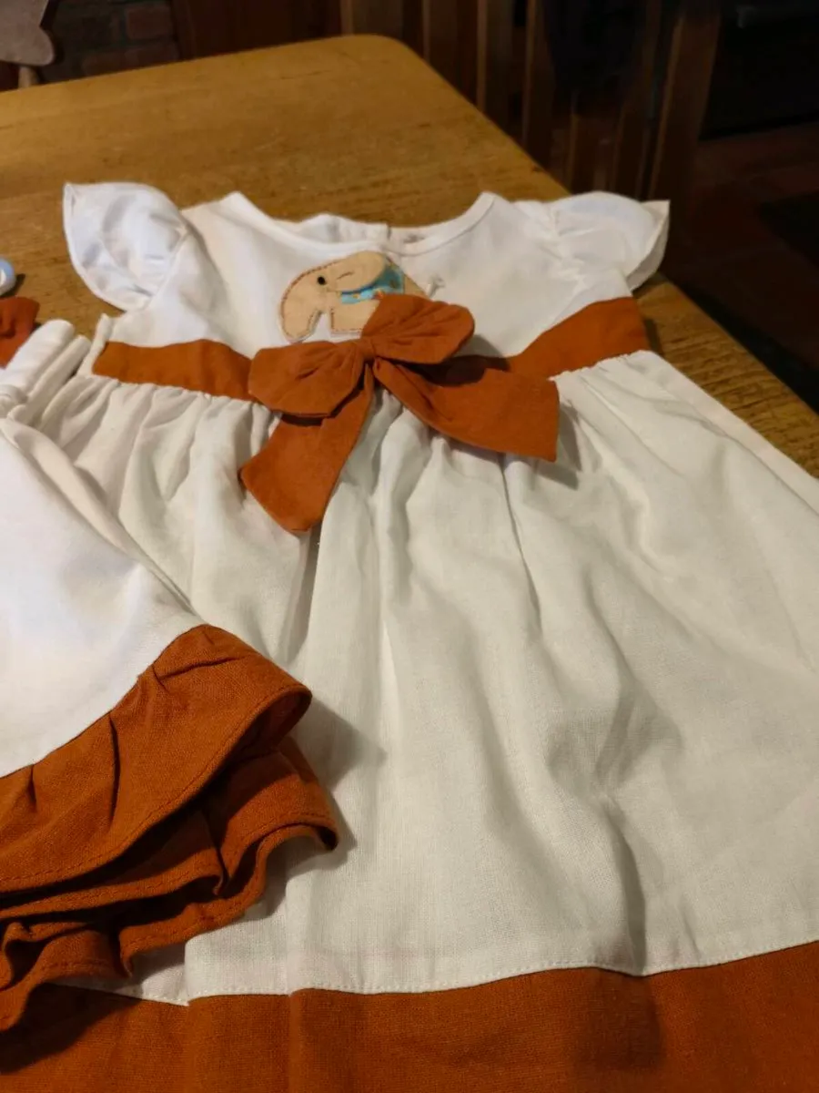 matching two-piece set of white and rust-brown out - Image 2