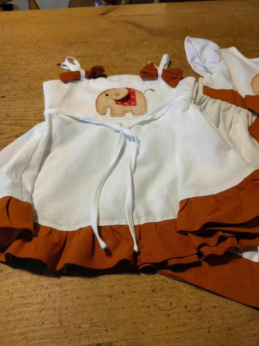 matching two-piece set of white and rust-brown out - Image 3
