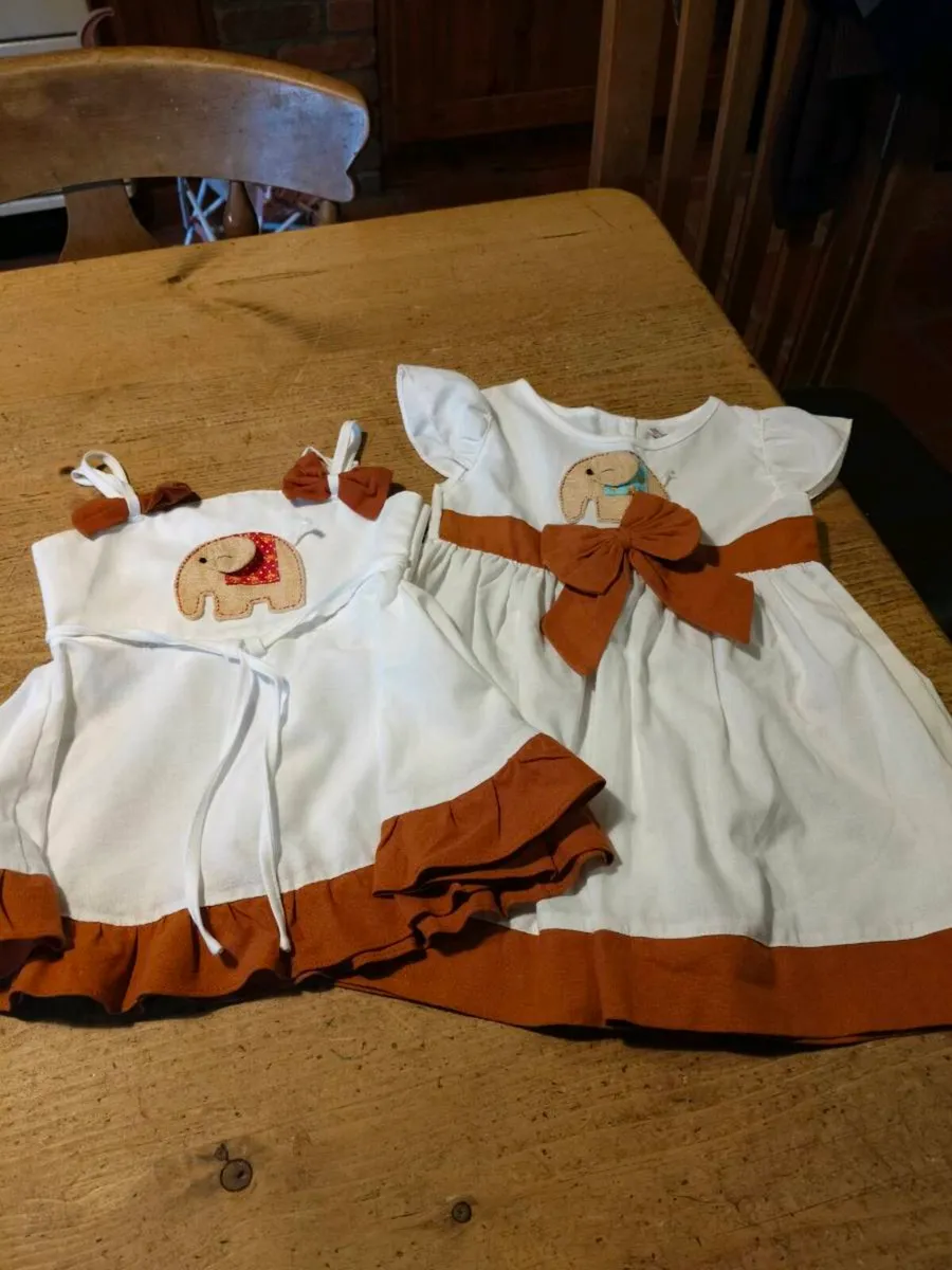 matching two-piece set of white and rust-brown out - Image 1