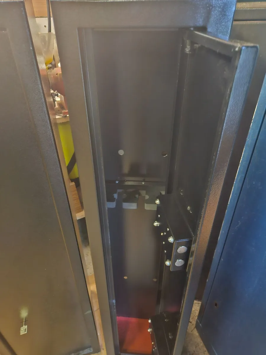 Gun cabinet - Image 1