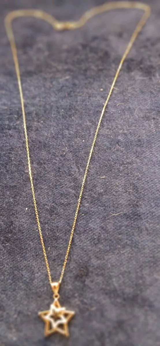 9ct gold  star pendant with 20 inch chain - Image 1