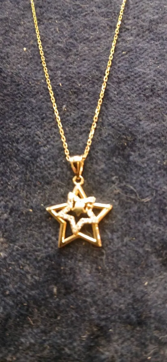 9ct gold  star pendant with 20 inch chain - Image 2