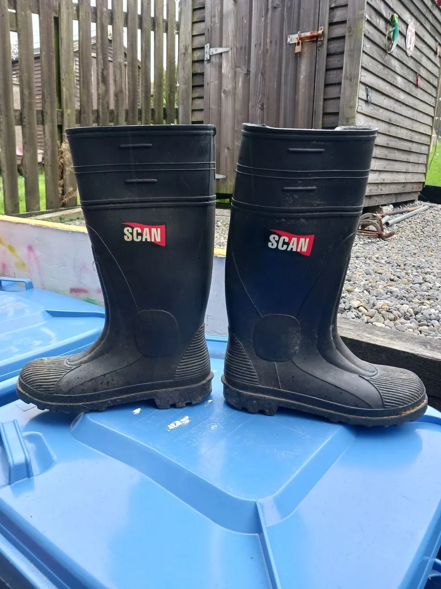 Wellington safety boots
