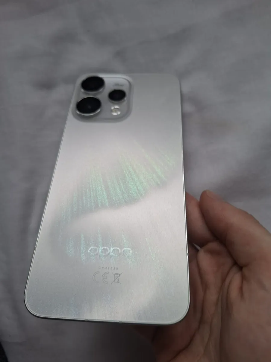 OPPO Reno 15 5G 512GB Like New 2 Free Cases - Image 3