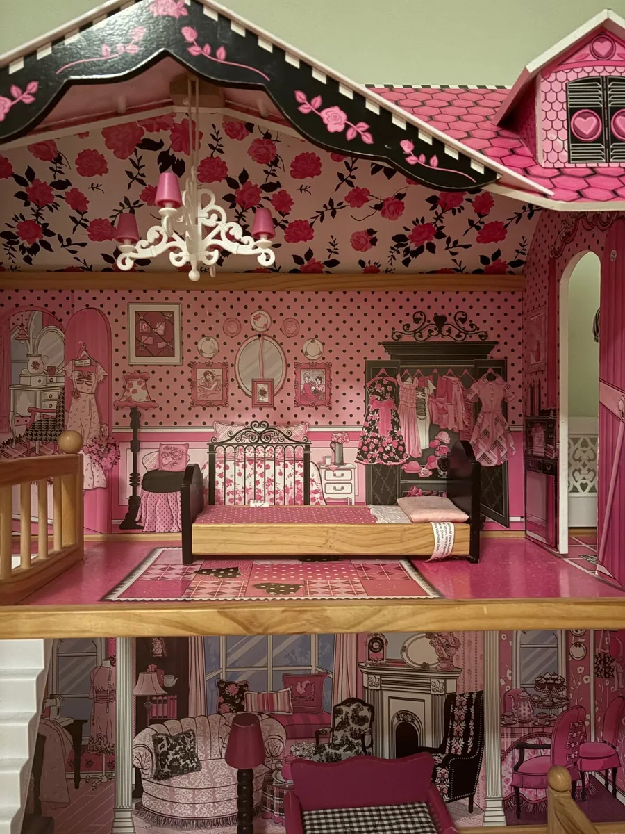 Dolls house with furniture - Image 3