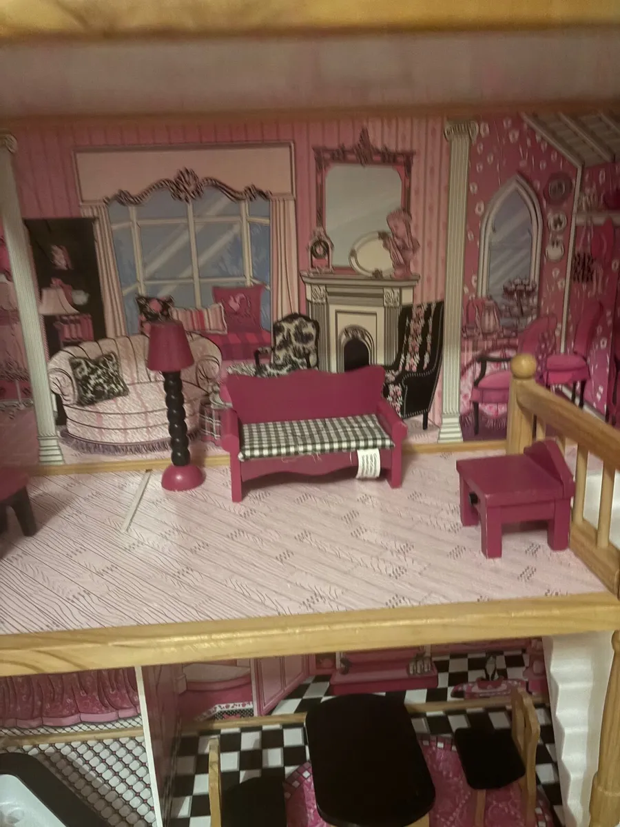 Dolls house with furniture - Image 4