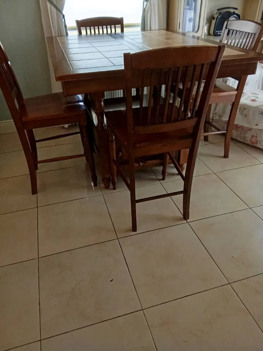 Bar table and stools - Image 3