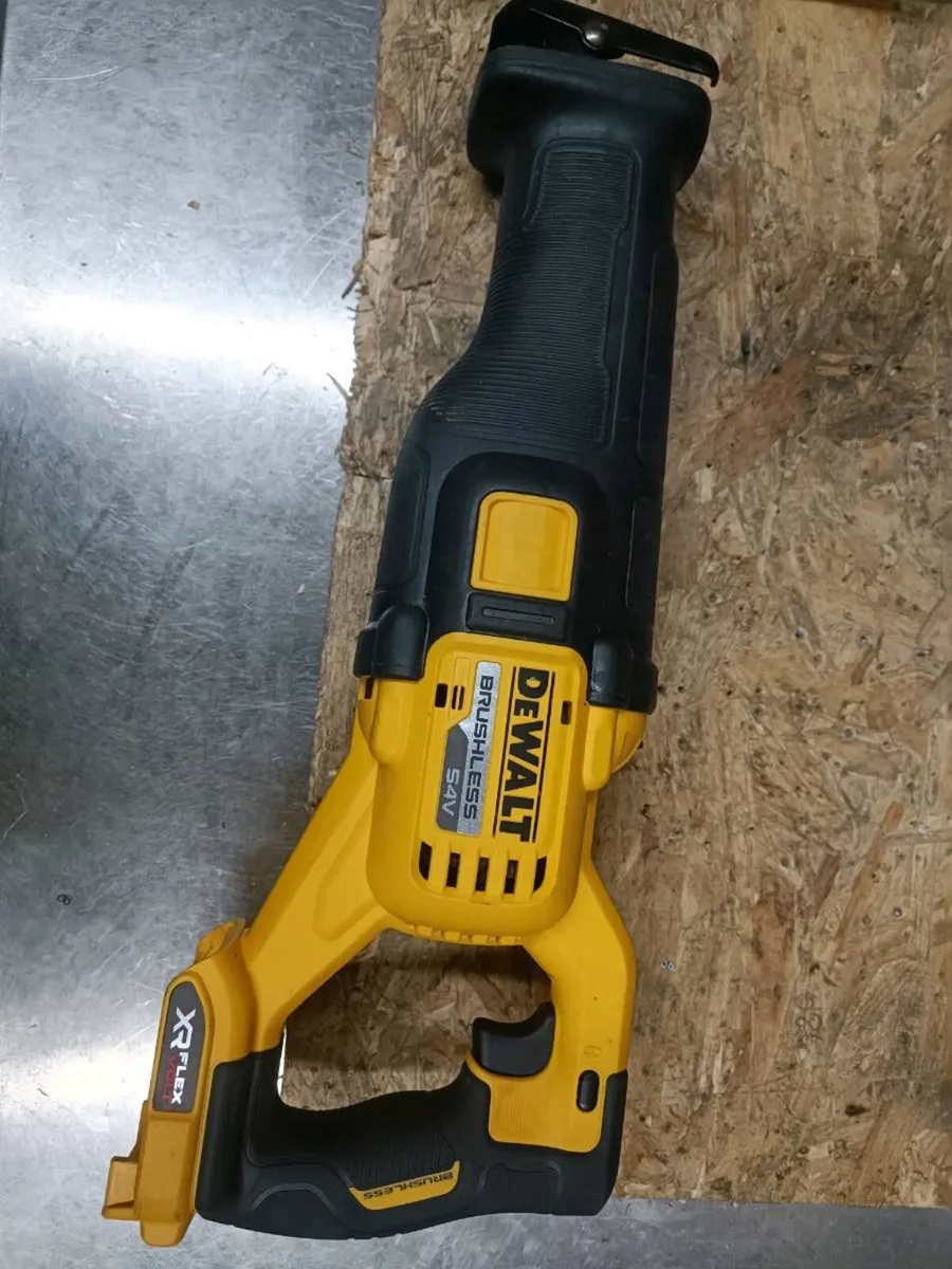 DeWalt dcs389 saber saw. Body only
