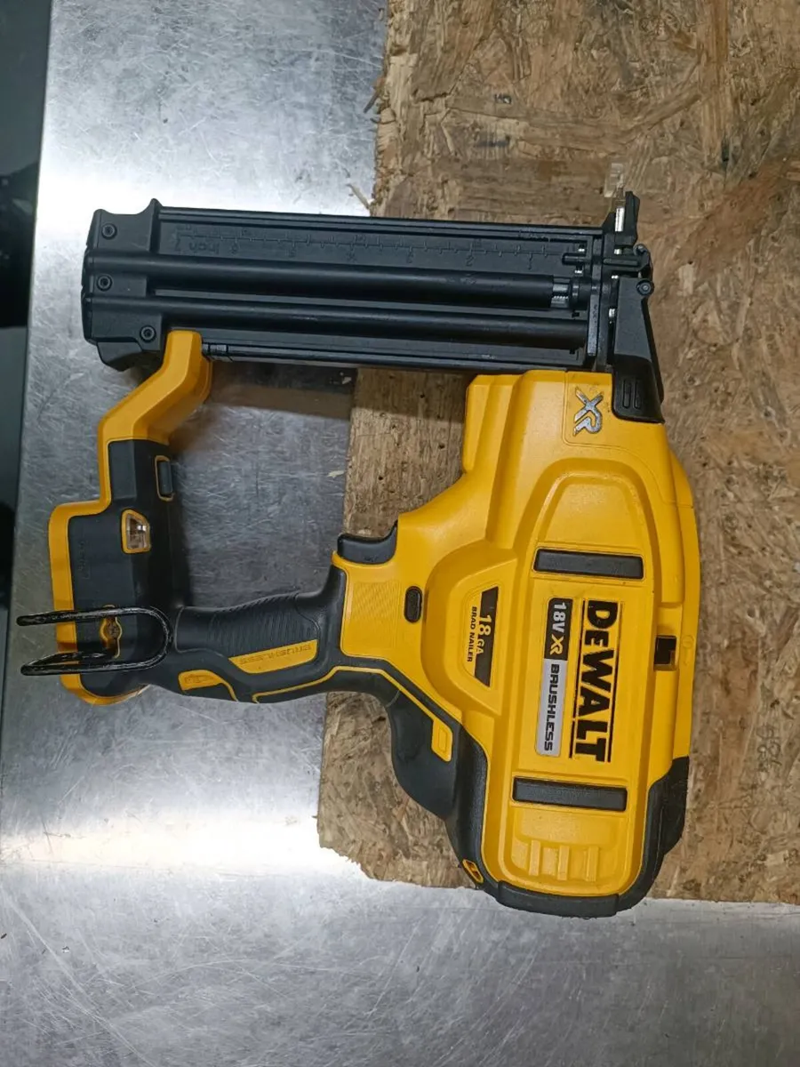 DeWalt dcn680 18ga pin gun. Body only