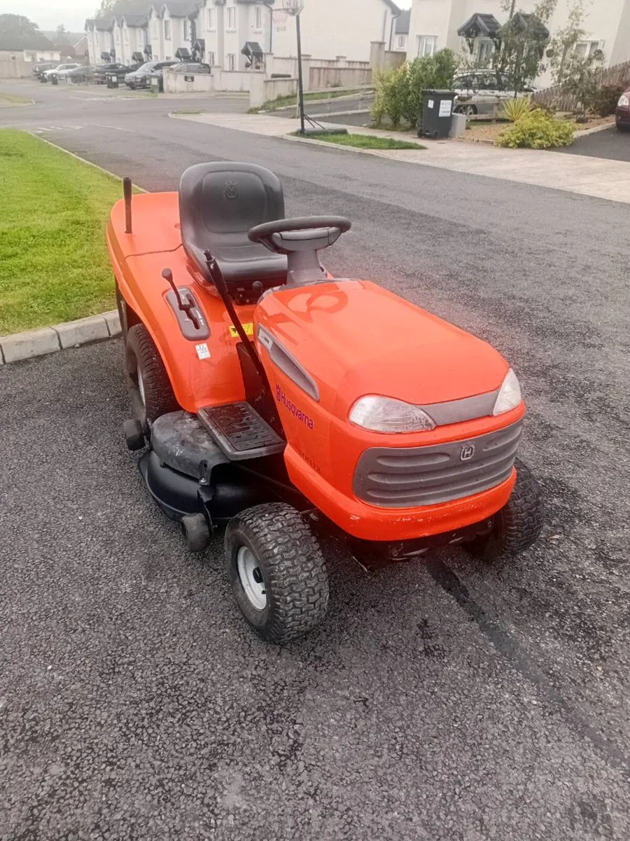 Ride on lawnmower - Image 1
