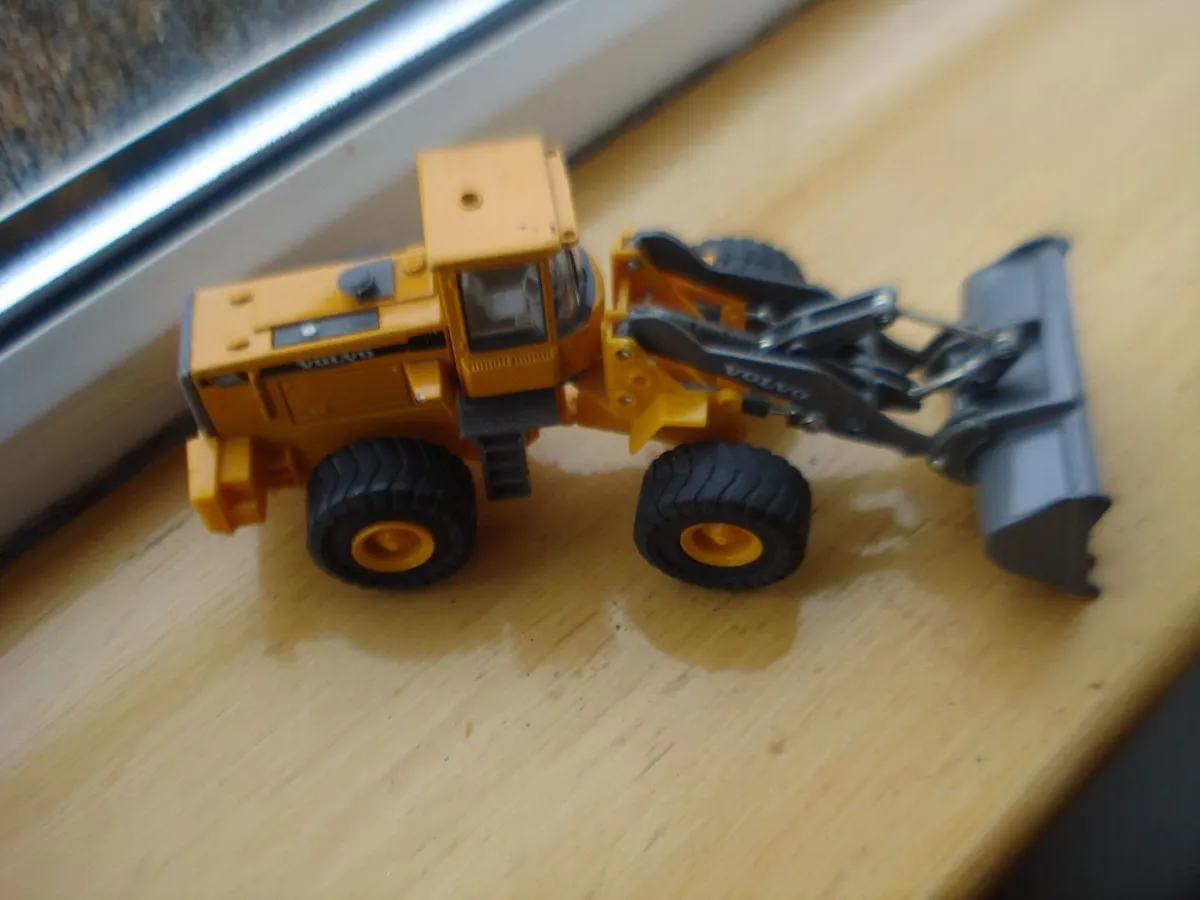 VOLVO DIECAST METAL MODEL WHEEL LOADER & CAB. - Image 1