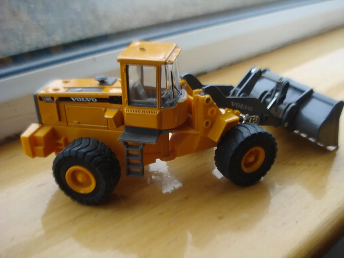 VOLVO DIECAST METAL MODEL WHEEL LOADER & CAB. - Image 3