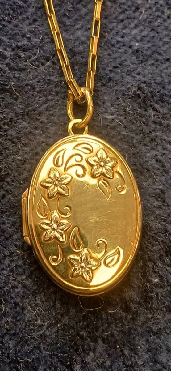 9ct gold  vintage locket and chain - Image 1