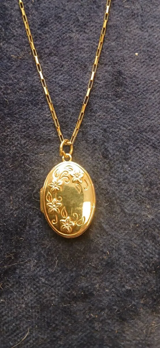 9ct gold  vintage locket and chain - Image 2