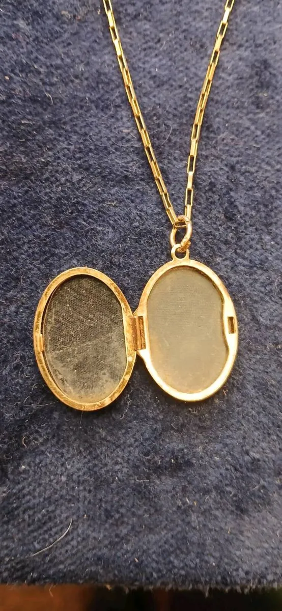 9ct gold  vintage locket and chain - Image 3