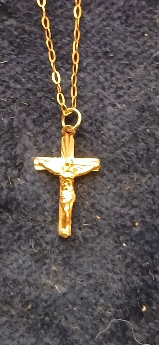 9ct gold cross and chain - Image 1