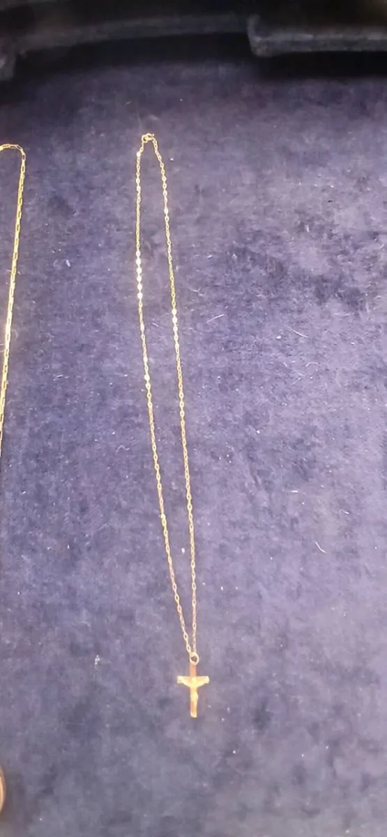 9ct gold cross and chain - Image 2