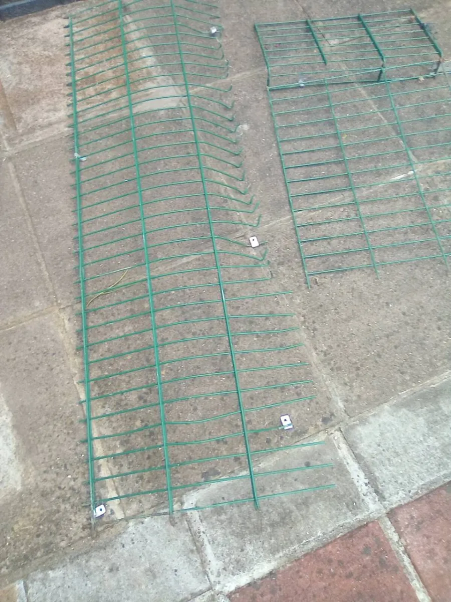 VARIOUS.  LENGTHS.  OF.  GREEN. SECURITY.  FENCING - Image 3