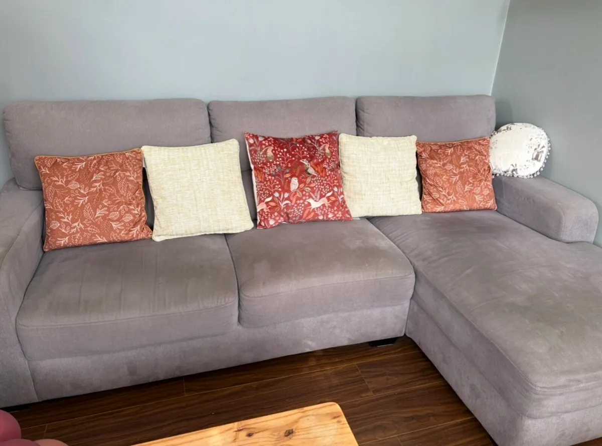 L Shaped couch - Image 1