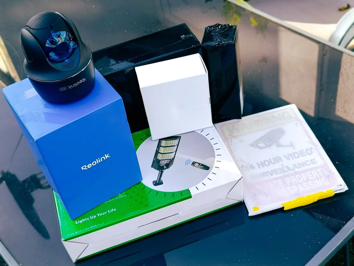 4G Solar Security Camera Kit with Motion Light and - Image 1