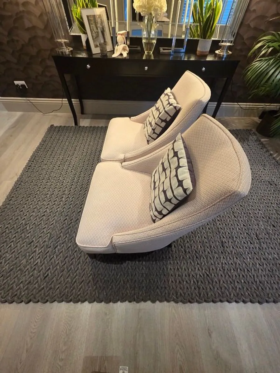 Absolutely stunning pair of cream / very light pink patterned accent chairs - Image 3
