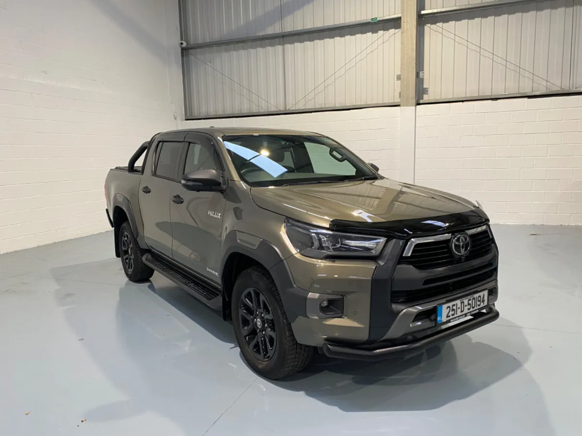 2025 Toyota Hilux  InvincibleX 2.8 Auto - Image 2