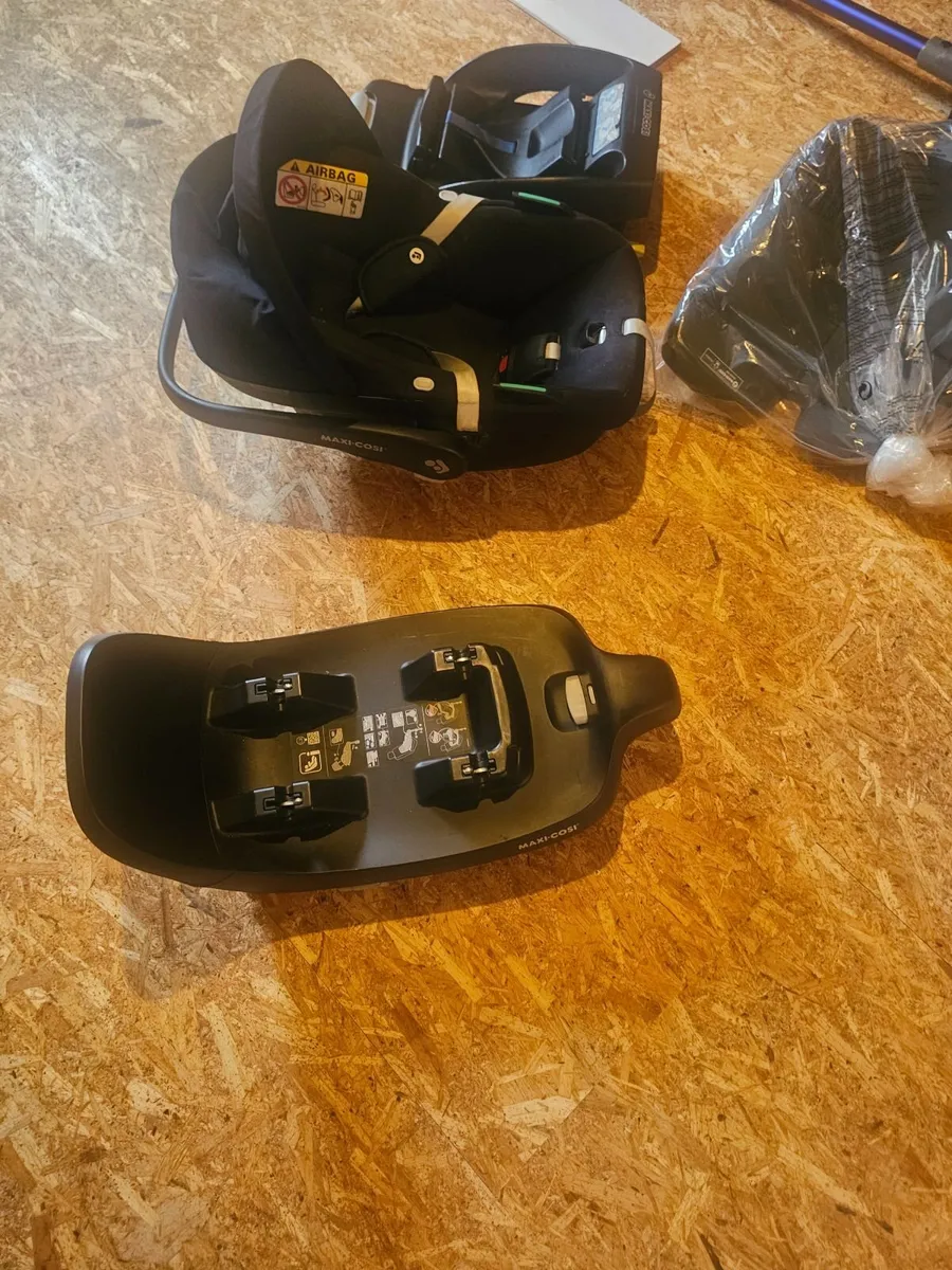 Baby car seat and base - Image 2