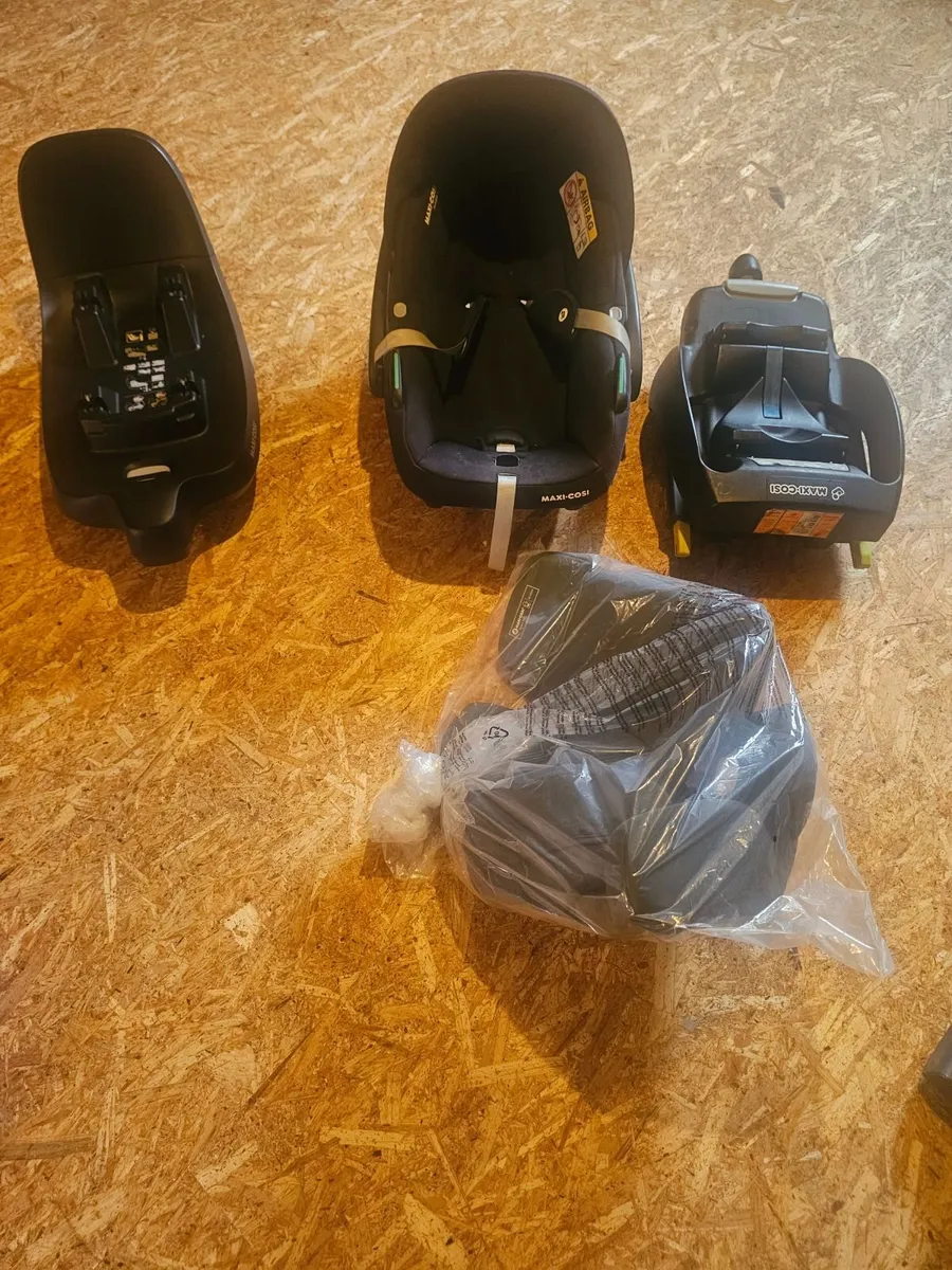 Baby car seat and base - Image 1