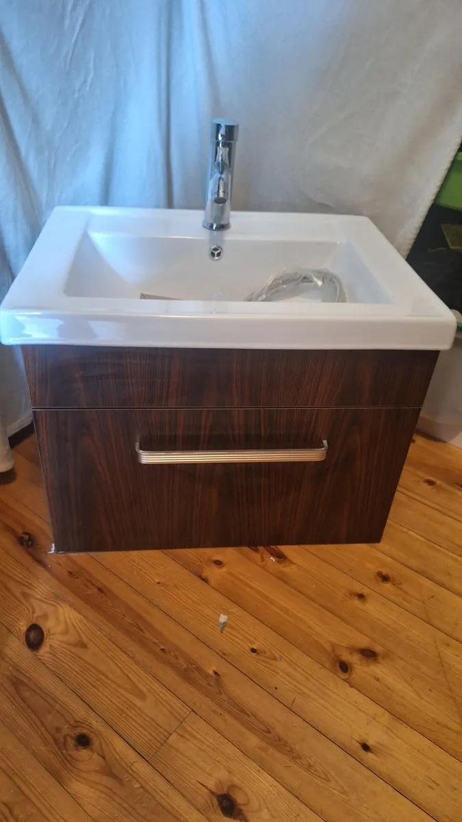 Bathroom sink - Image 2