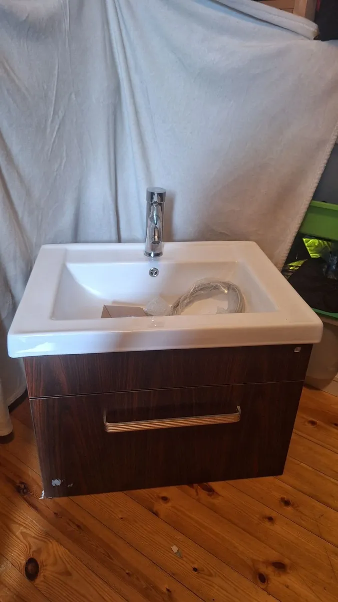 Bathroom sink - Image 1