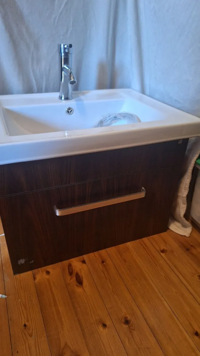Bathroom sink - Image 3