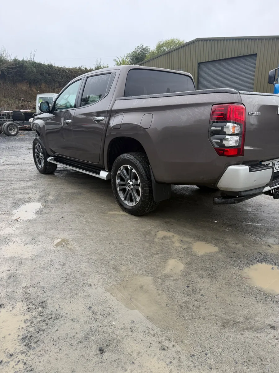 2020 Mitsubishi  L 200 - Image 3