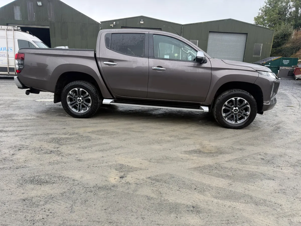2020 Mitsubishi  L 200 - Image 2