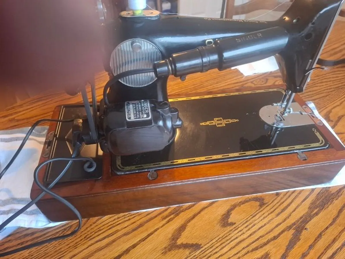 Vintage Singer sewing machine - Image 3
