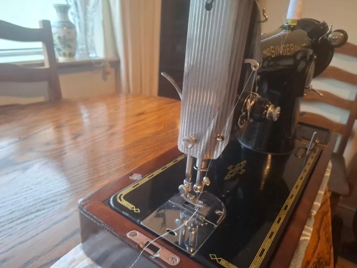 Vintage Singer sewing machine - Image 2