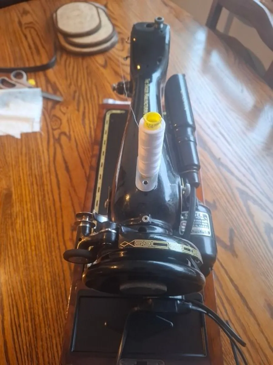 Vintage Singer sewing machine - Image 4